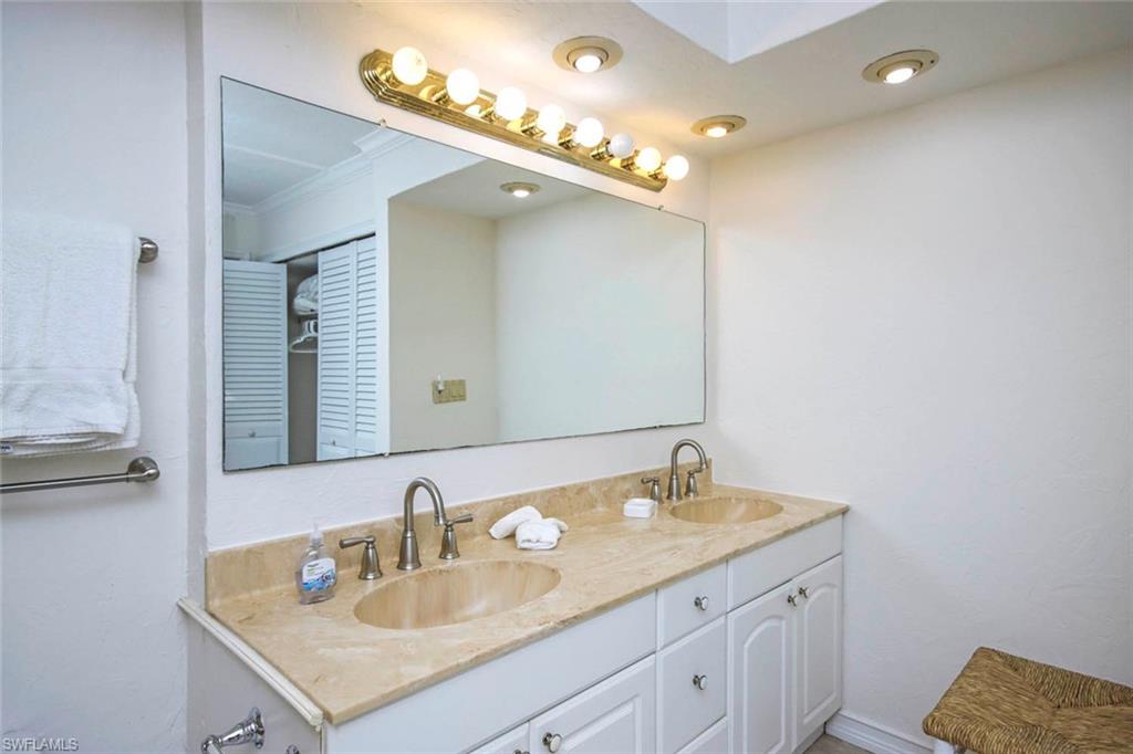 POINTE SANTO DE SANIBEL CONDO - Residential