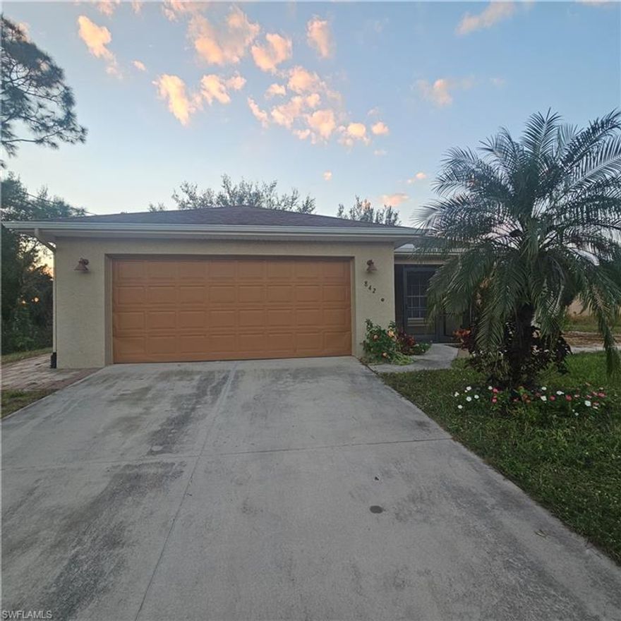 Beautiful Single family home 3 bedrooms +Den, 2 bathrooms, 2 cars garage available for rent in the south area of Lehigh Acres. Well maintained landscaping, Ready for you to move in!