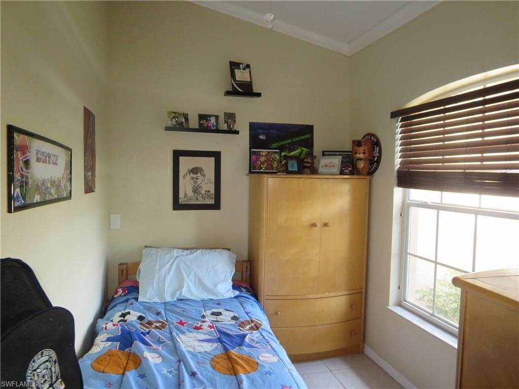 VALENCIA LAKES - Residential