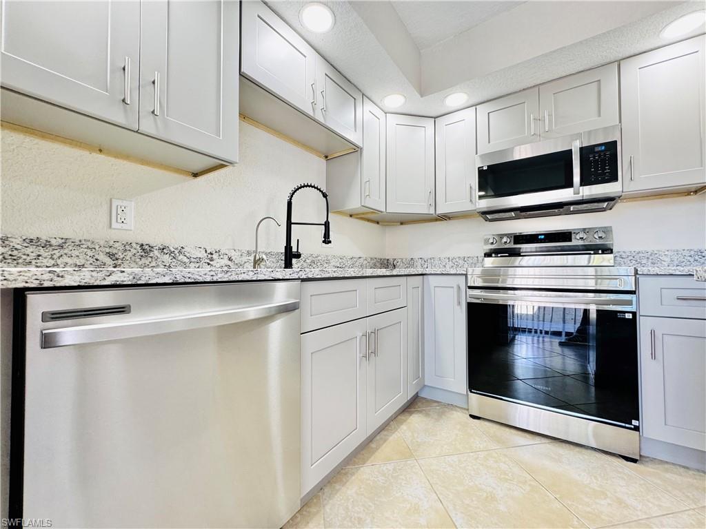 VILLAGE OF CEDARBEND - Residential Lease