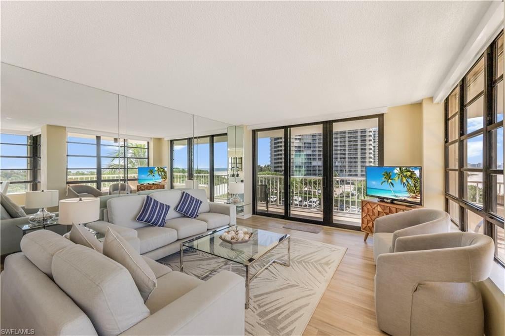 380 Seaview CT 411