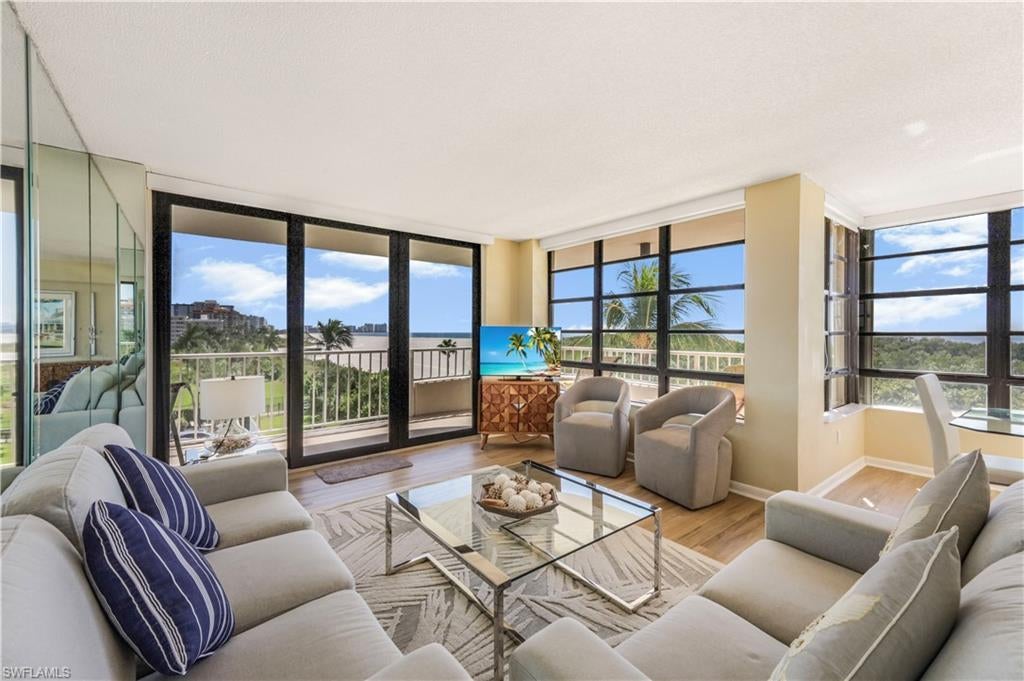 380 Seaview CT 411