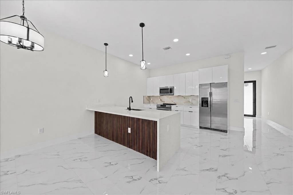 1024/1026 Diplomat PKWY E