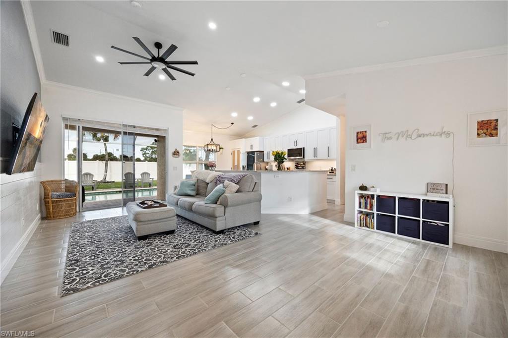 VALENCIA LAKES - Residential