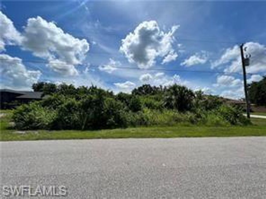 Seize the opportunity to own this lot @ 1/4 acre 80' x 125' located in a rapidly growing neighborhood near Fort Myers airport and close to shopping centers, restaurants and local conveniences. Perfect for building your dream home or investment property, this lot is not located in a flood zone, offering peace of mind and additional savings.
This lot offers both the convenience of city living and the tranquility of a growing residential area. This property is a must-see!