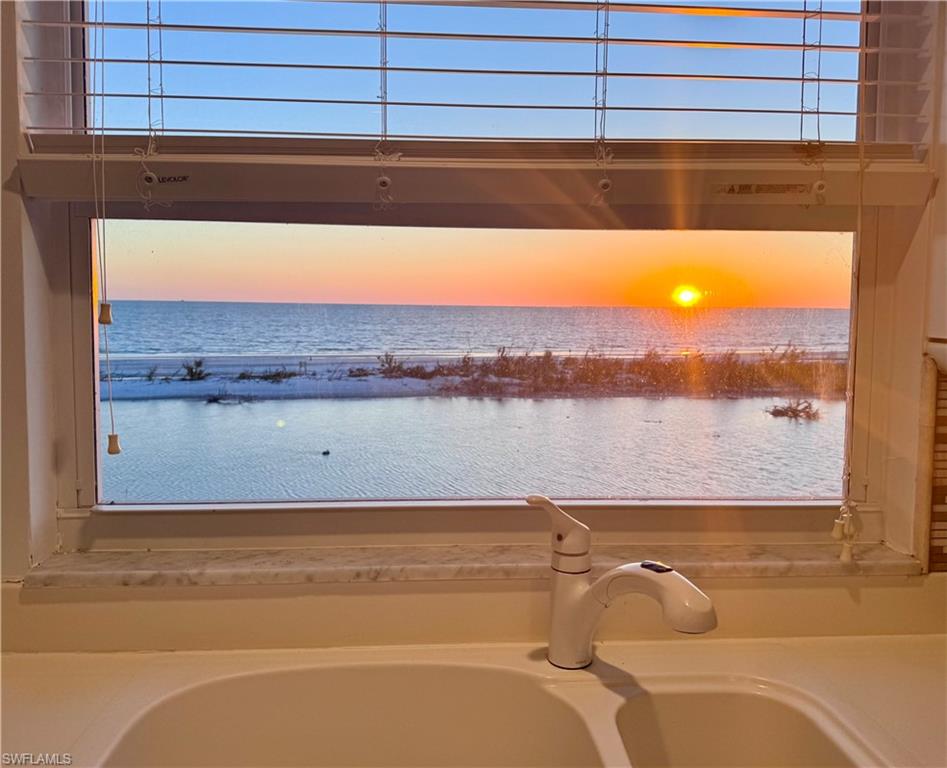 ISLAND REEF CONDO - Residential