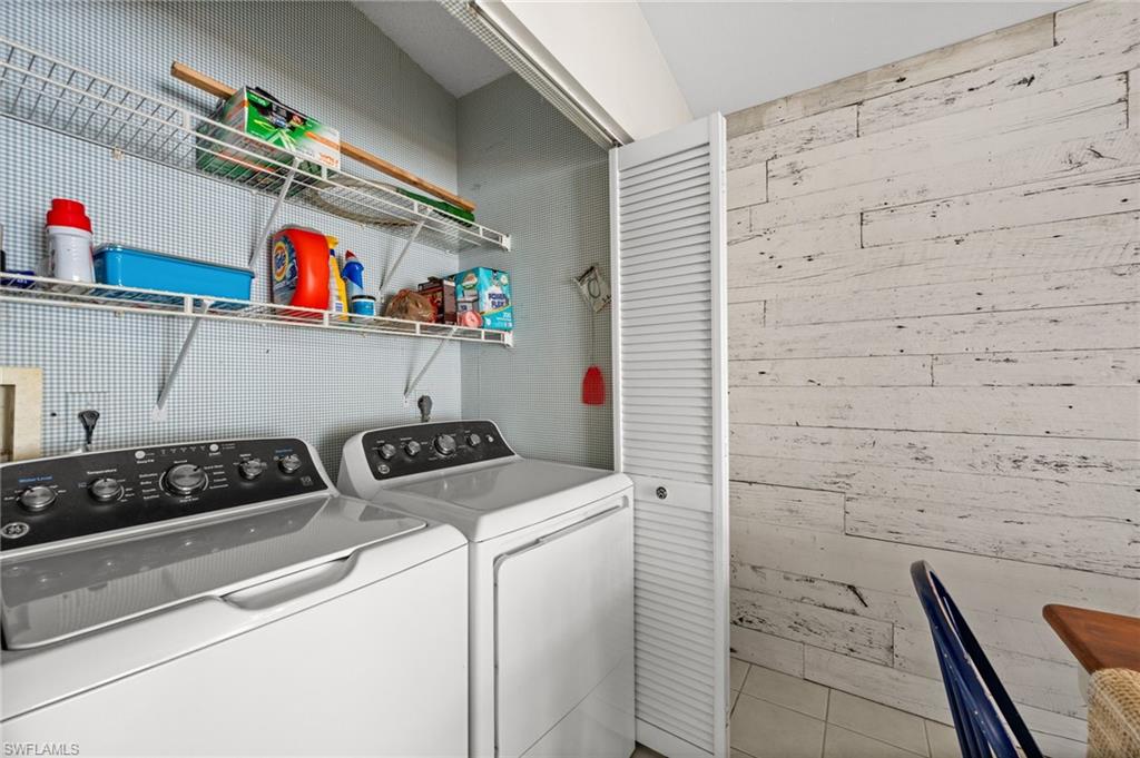 FOXMOOR LAKES - Residential