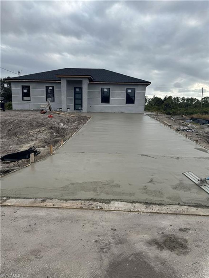 Perfect property for first time buyers o Investors 3 bedrooms and 3 bathrooms with door for independent exit. Excellent source of income to assist with house mortgage payments. Under Construction, more detail will be released in the construction progresses. Call and schedule a private tour, update finish, surrounding sound integrated and TV with security camaras will be a complement on the sell and more. Don't miss this opportunity.