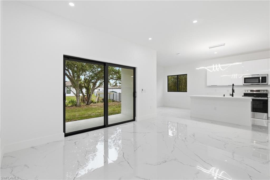 MIRROR LAKES - Residential
