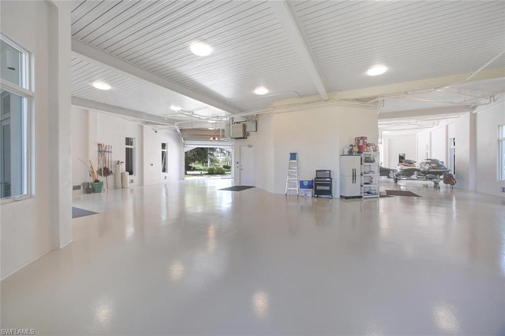 BAREFOOT BEACH - Residential