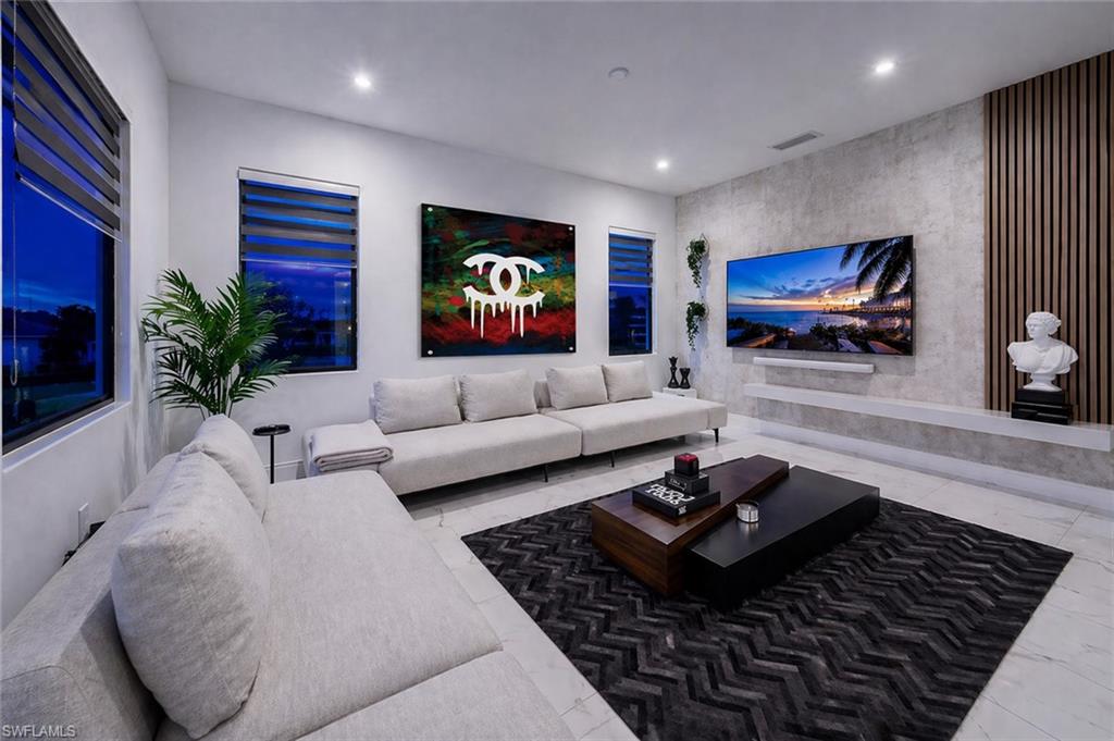 LAKE KELLY - Residential