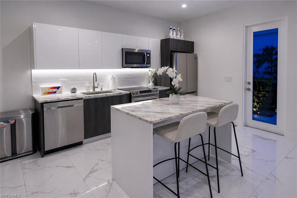 LAKE KELLY - Residential