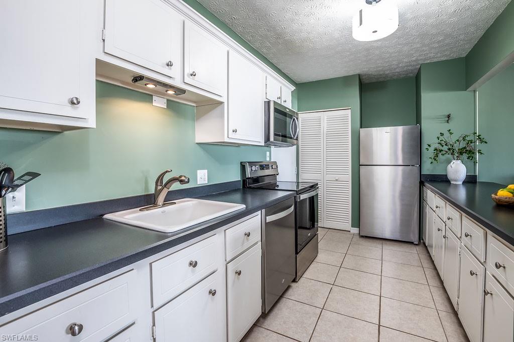 60 Pelican ST W 401