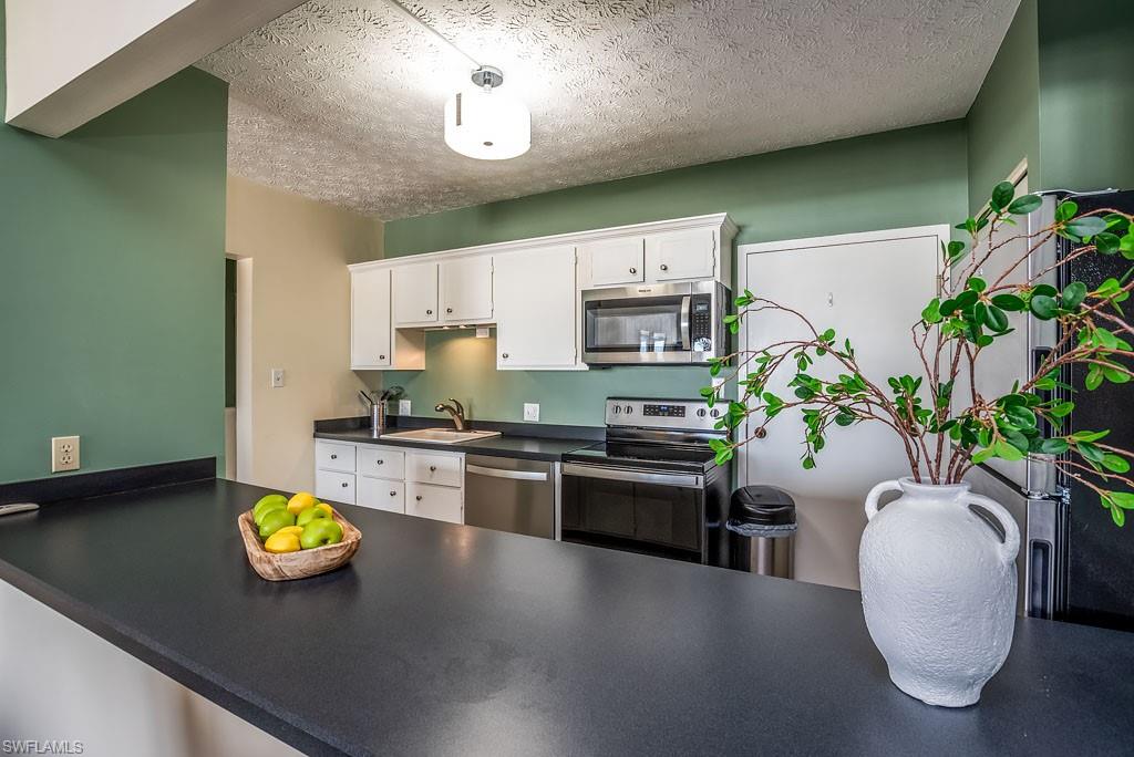60 Pelican ST W 401