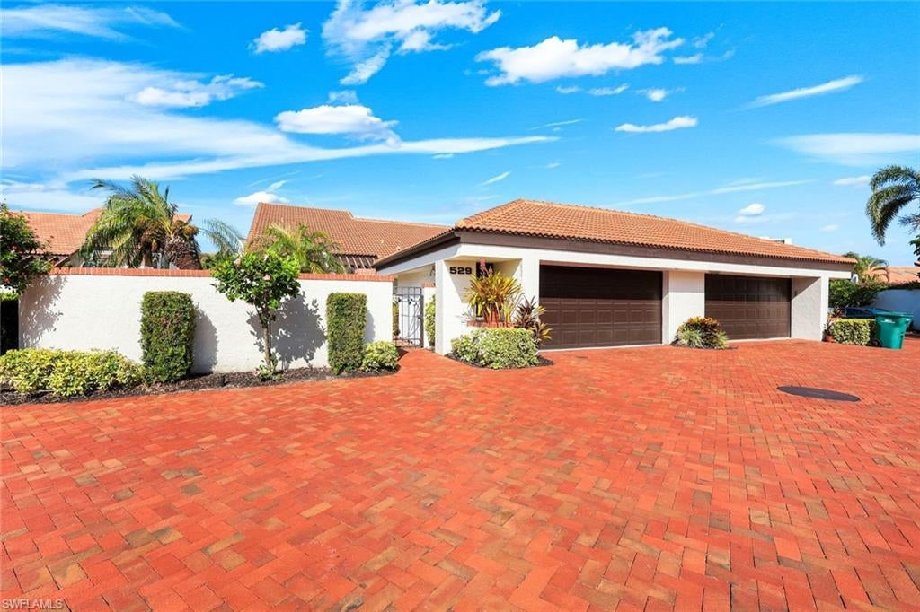 Photo of 529 Bay Villas LN, NAPLES, FL 34108 (MLS # 226030045)