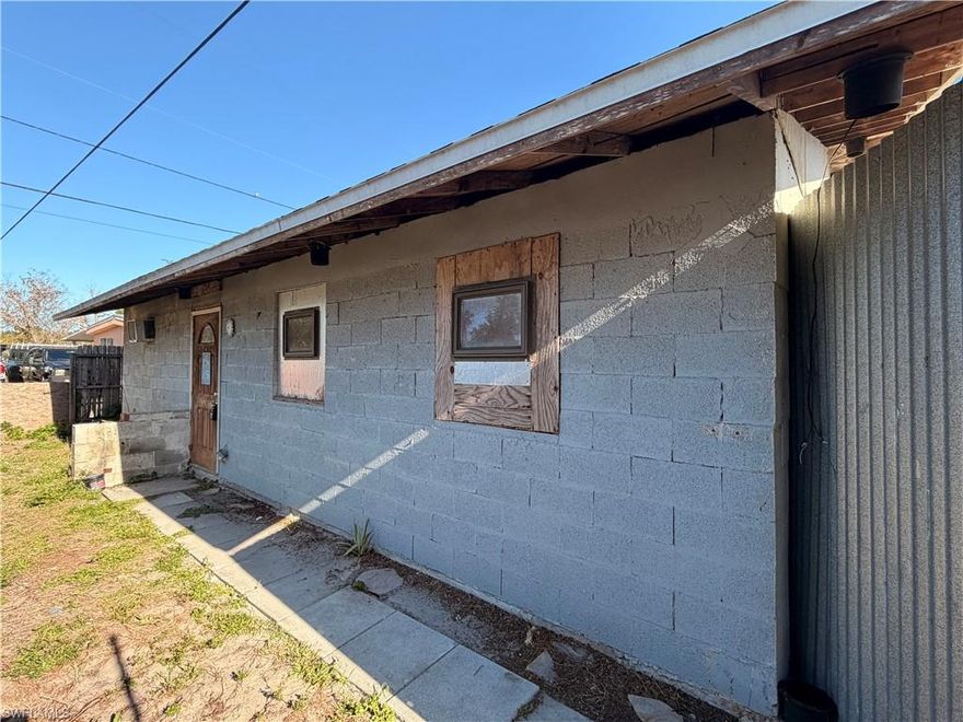 1 Bedroom 1 Bathroom efficiency unit for Rent in North Fort Myers!

$695 month + $695 Security req'd to move in. SMOKING PROHIBITED. Water and Electric included. Landscaping provided by the owner. Pets allowed under 30 pounds max of 2 with a $50 monthly pet rent per pet.

"Equal Housing Opportunity"