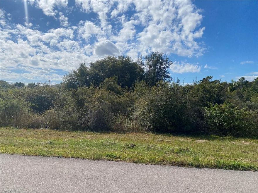 Nice lot located within easy access of school and easy access to Lee Blvd.
Seller is related to listing agent.