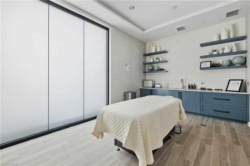 ESPLANADE LAKE CLUB - Residential