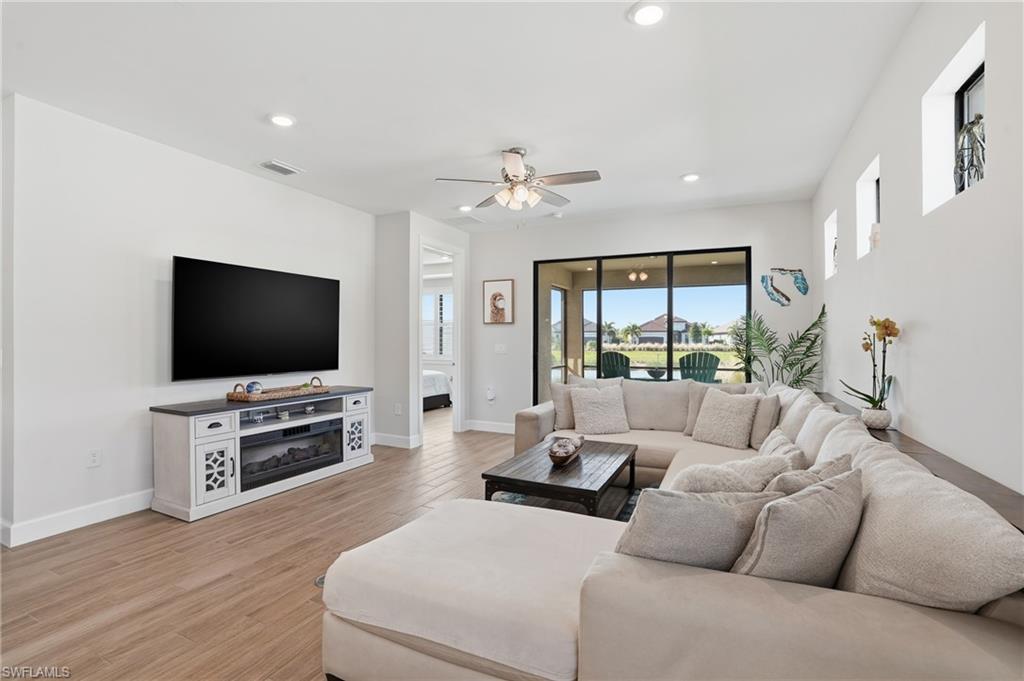 ESPLANADE LAKE CLUB - Residential