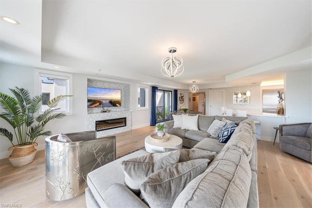 ESMERALDA ON EIGHTH - Residential