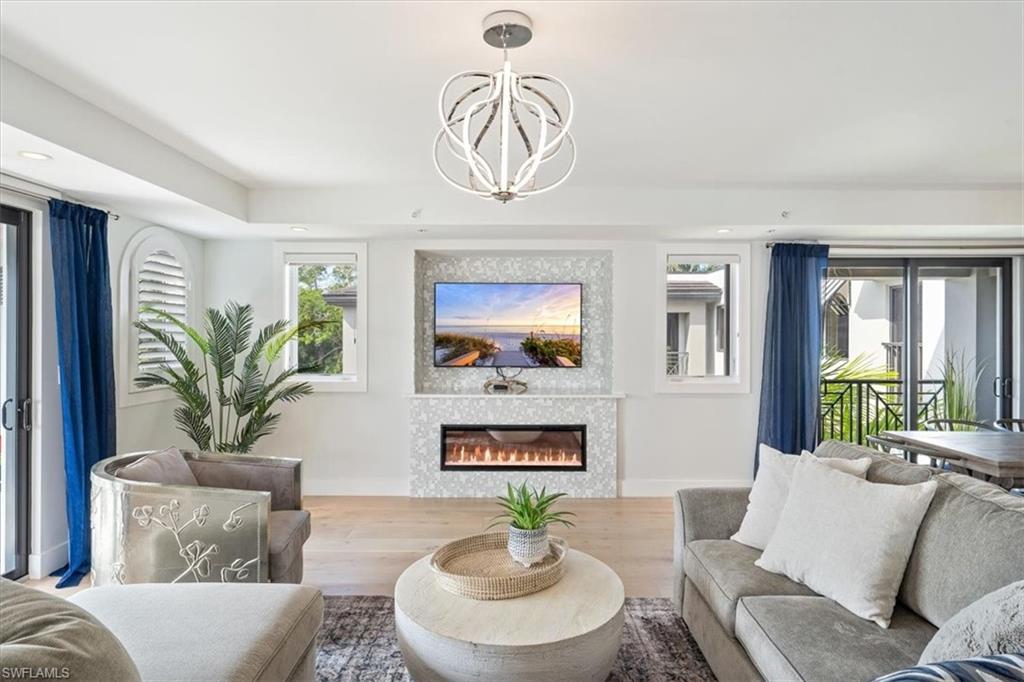 ESMERALDA ON EIGHTH - Residential