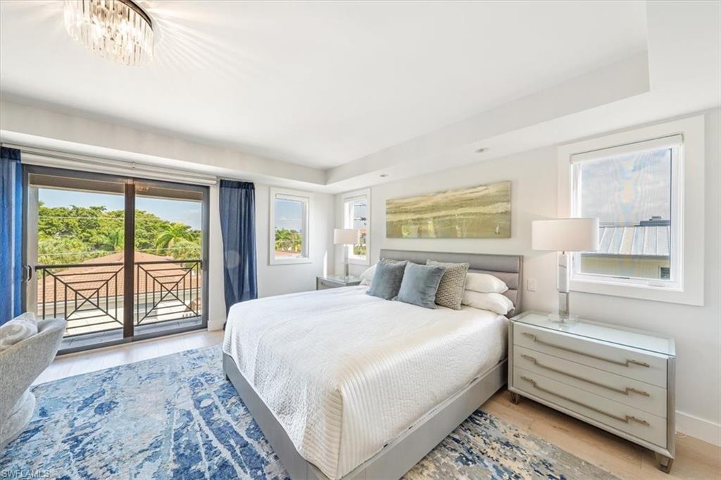 ESMERALDA ON EIGHTH - Residential