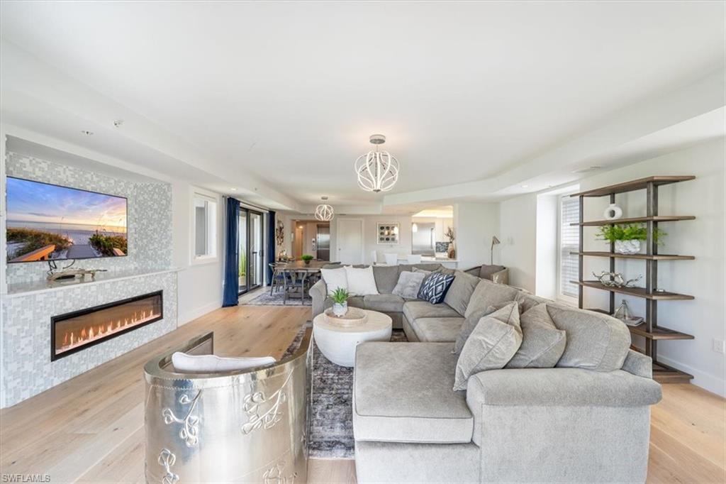 ESMERALDA ON EIGHTH - Residential