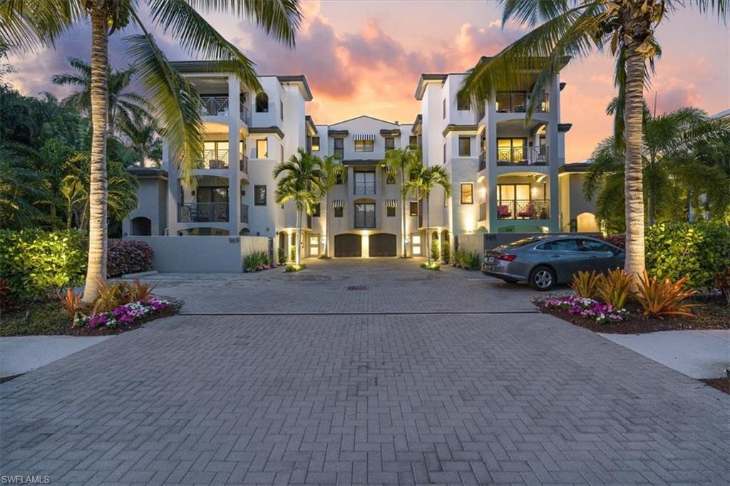 ESMERALDA ON EIGHTH - Residential