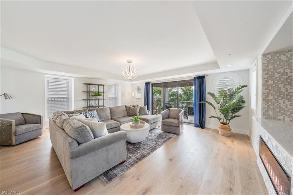 ESMERALDA ON EIGHTH - Residential