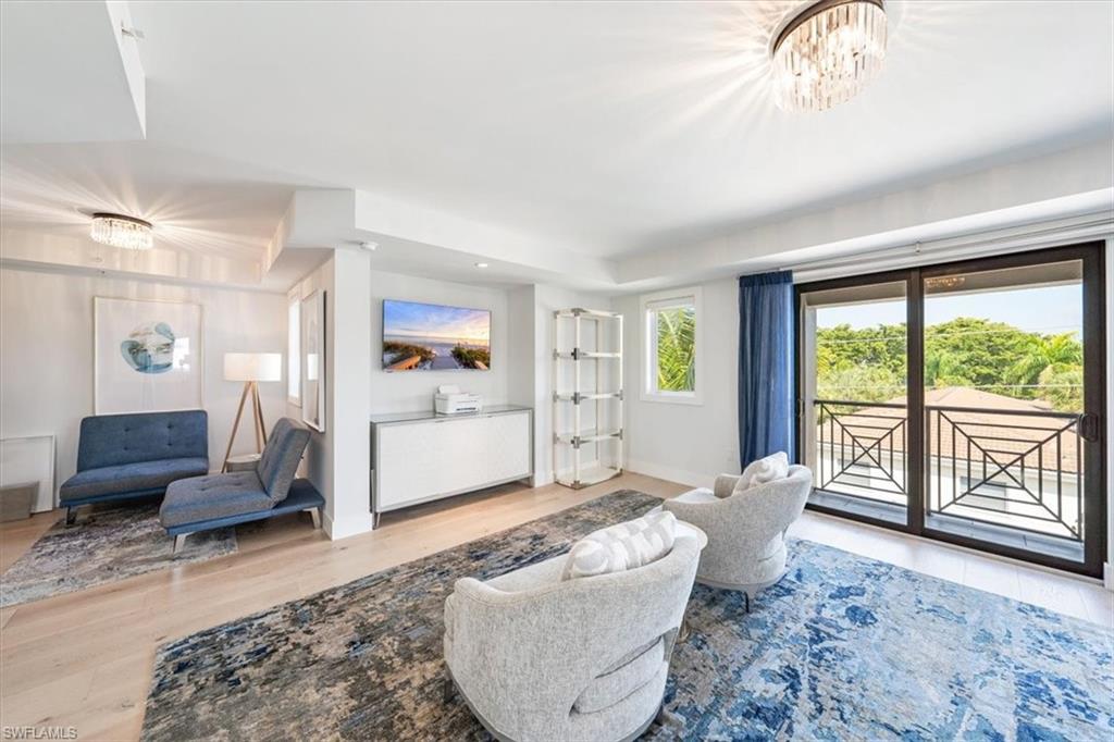 ESMERALDA ON EIGHTH - Residential