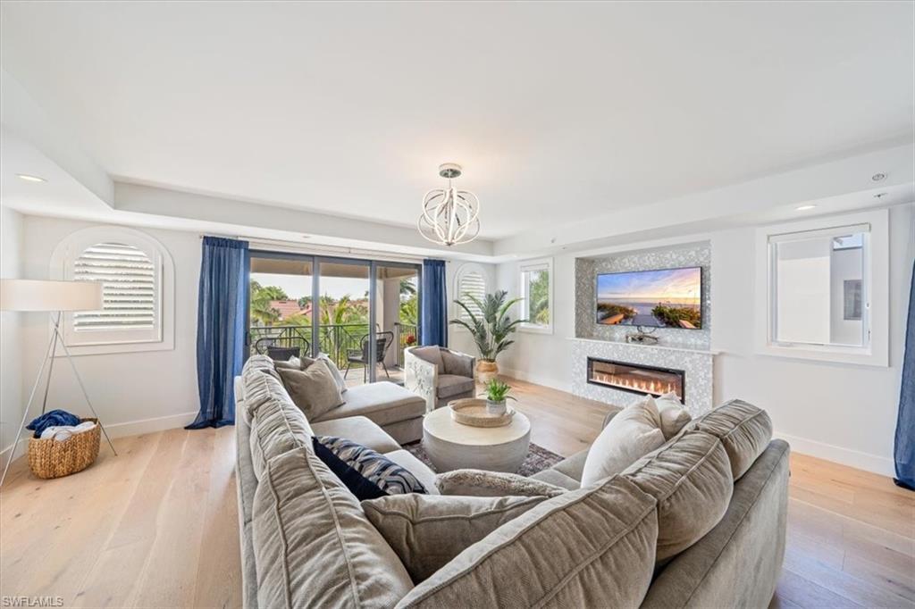 ESMERALDA ON EIGHTH - Residential