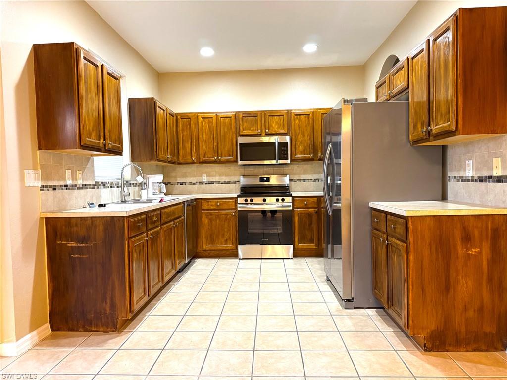 SHADOW LAKES - Residential Lease