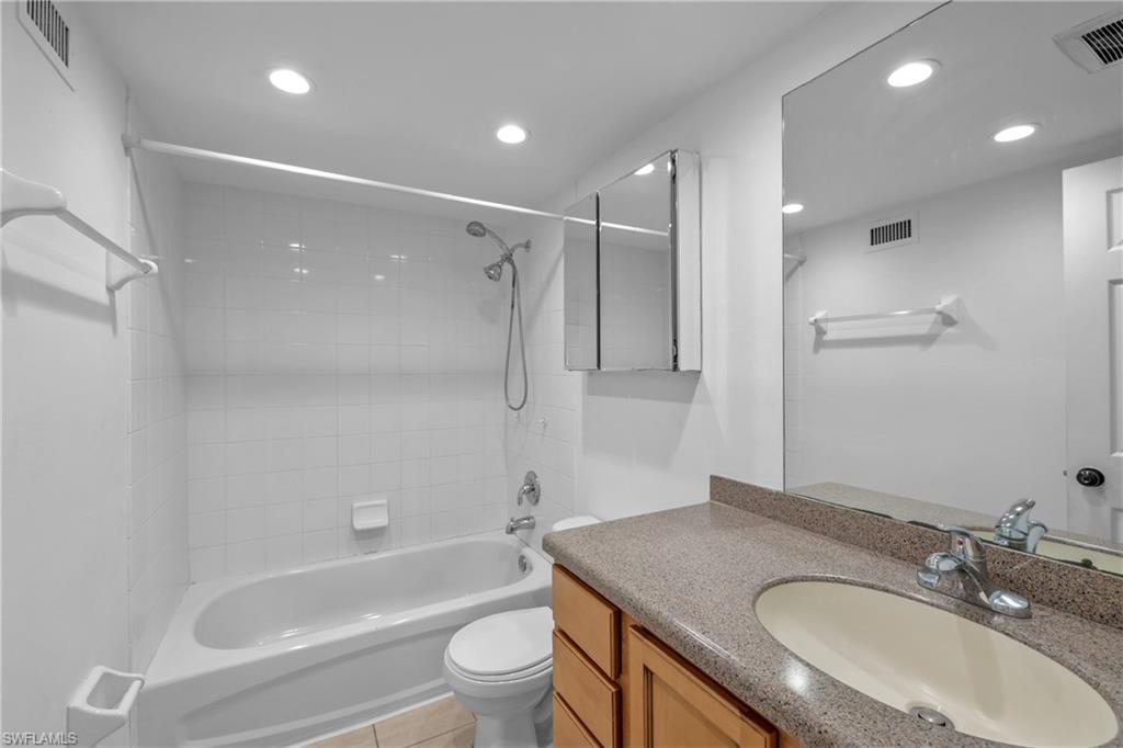 HYDE PARK - Residential Lease