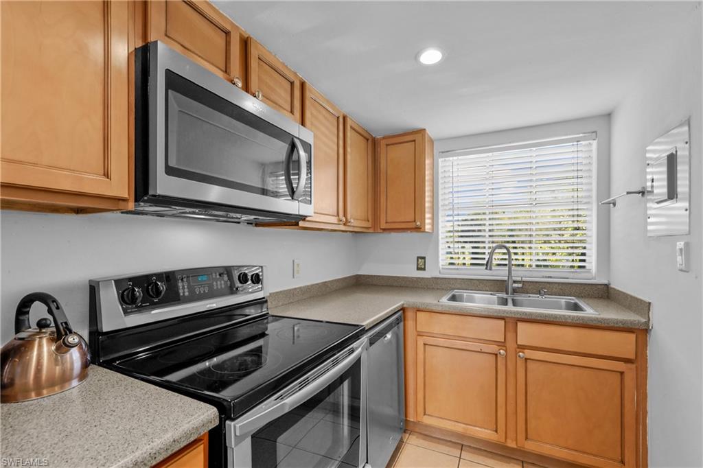 HYDE PARK - Residential Lease