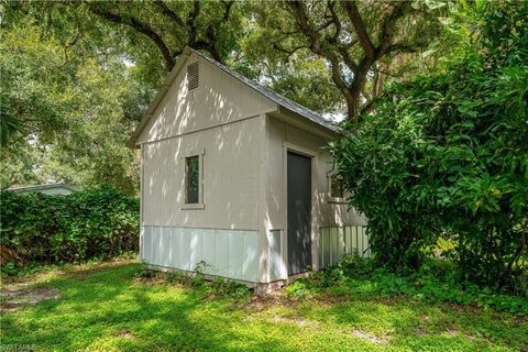 A home in LABELLE