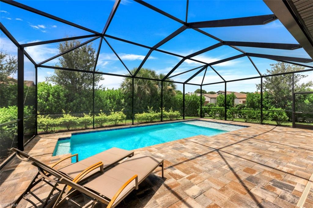 AVERY SQUARE - Residential