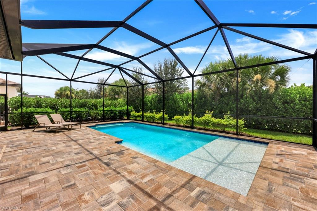 AVERY SQUARE - Residential