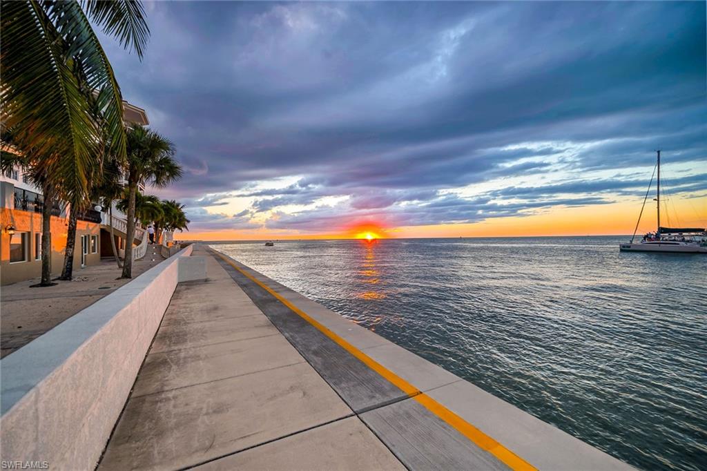 TWIN DOLPHINS - Residential