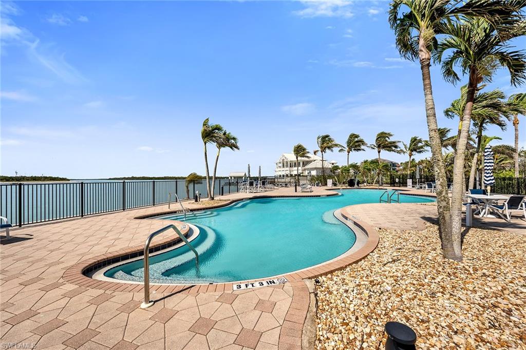 TWIN DOLPHINS - Residential