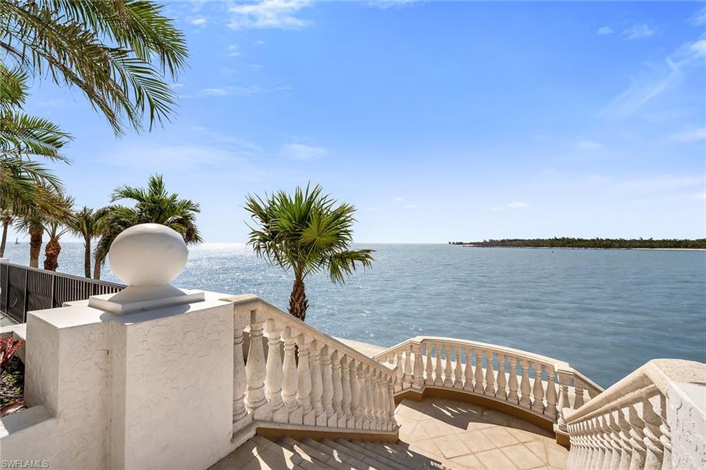 TWIN DOLPHINS - Residential