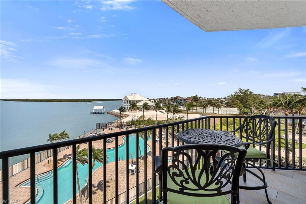 TWIN DOLPHINS - Residential