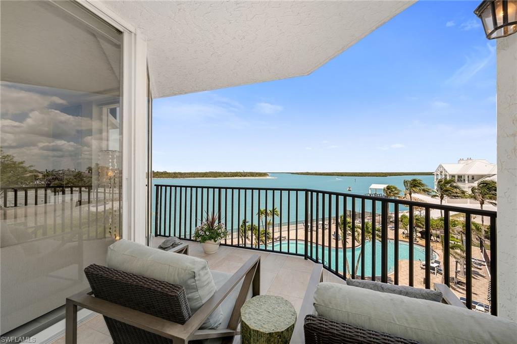 TWIN DOLPHINS - Residential