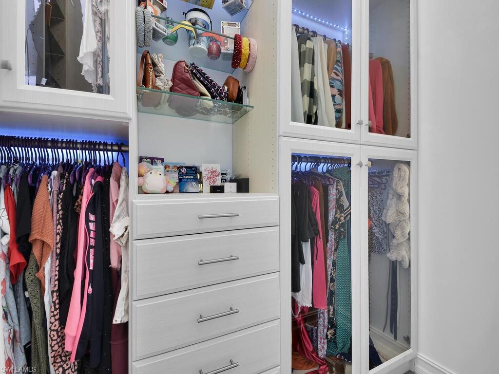 HALFMOON POINT - Residential