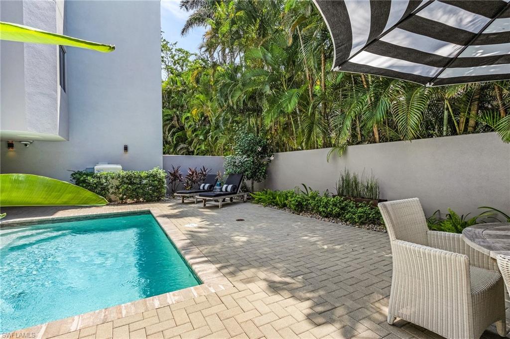 ESMERALDA ON EIGHTH - Residential