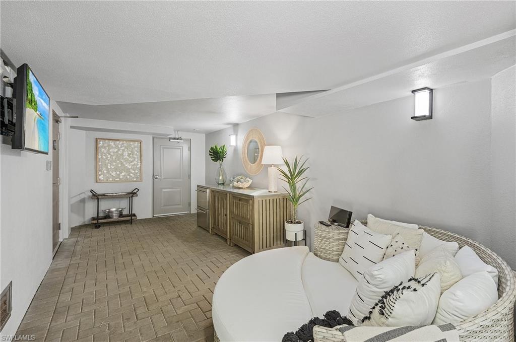 ESMERALDA ON EIGHTH - Residential