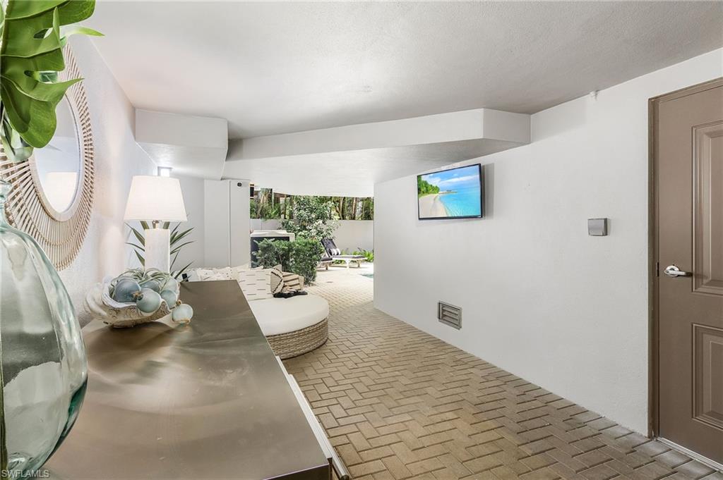 ESMERALDA ON EIGHTH - Residential