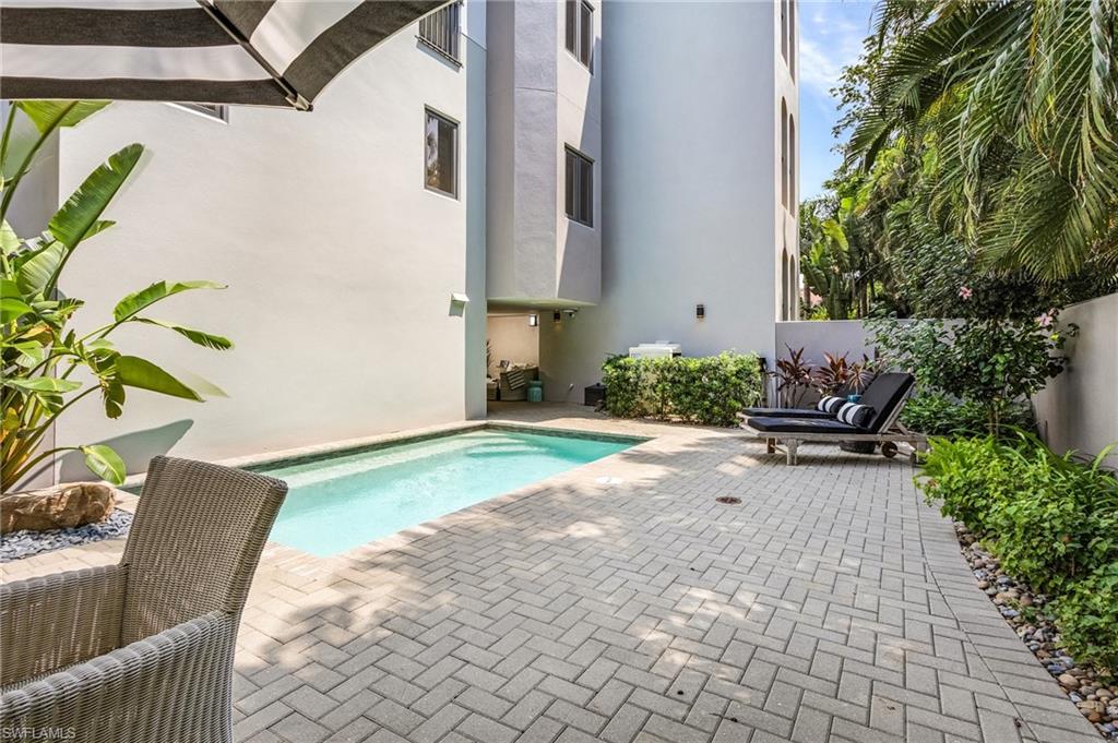 ESMERALDA ON EIGHTH - Residential