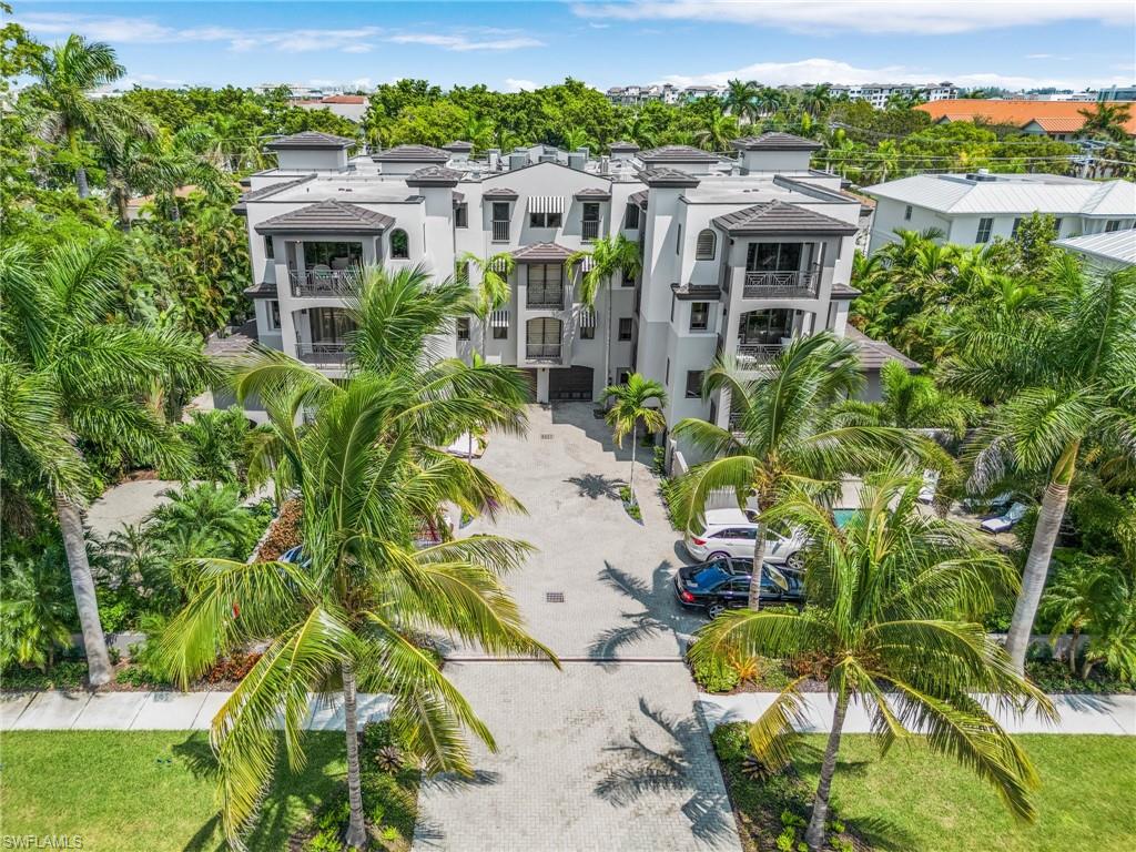 ESMERALDA ON EIGHTH - Residential