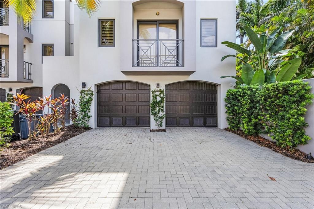 ESMERALDA ON EIGHTH - Residential