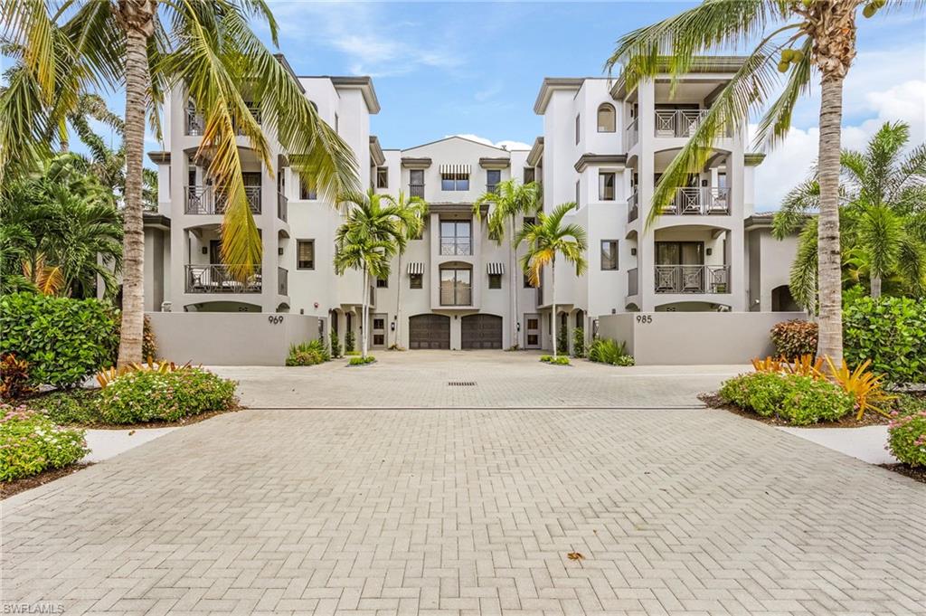 ESMERALDA ON EIGHTH - Residential